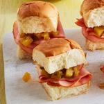 Mini-Burger mit Schinken und süß-saurer Ananas