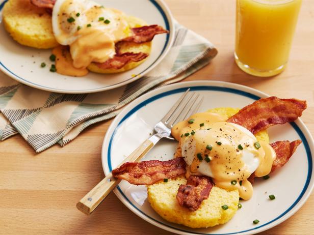 Wie man Eggs Benedict mit Käsesauce zubereitet (Sandwich)