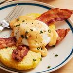 Eggs Benedict mit Käsesauce (Sandwich)