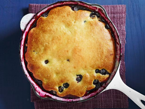 Wie man Blaubeer-Cobbler in der Pfanne zubereitet