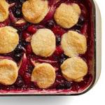 Blaubeer-Pfirsich-Cobbler mit Himbeeren
