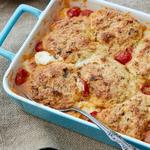 Tomaten-Cobbler mit Parmesan-Basilikum-Teigdeckel