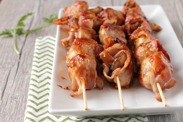 Zubereitung - In Speck gewickelte, frittierte Champignons mit BBQ-Sauce