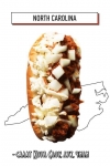 Lahana salatası, soğan ve acı soslu sosisli sandviç