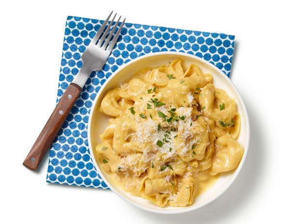 Kuidas teha juustutortellini kõrvitsa Alfredo kastmega