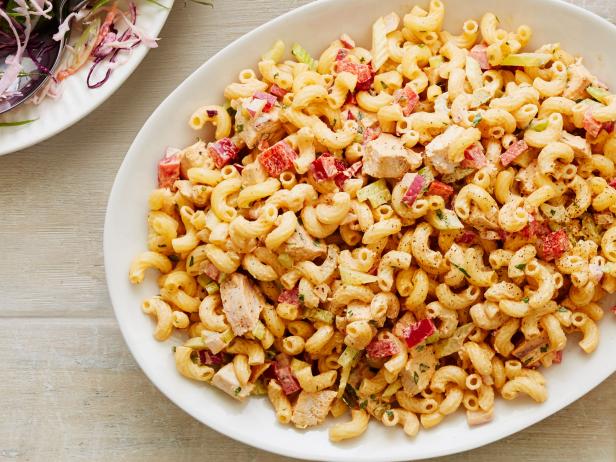 So bereiten Sie BBQ-Hähnchen-Nudelsalat zu