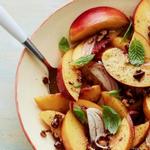 Salat mit Pfirsichen, Walnüssen und Zwiebeln