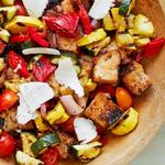 Panzanella-Salat mit gegrilltem Gemüse