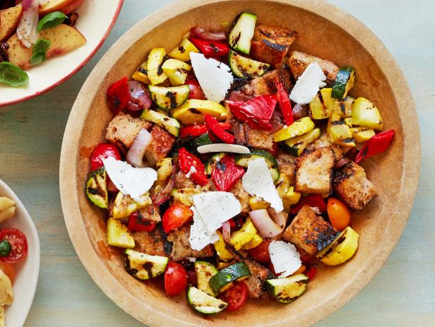 Wie man Panzanella-Salat mit gegrilltem Gemüse zubereitet