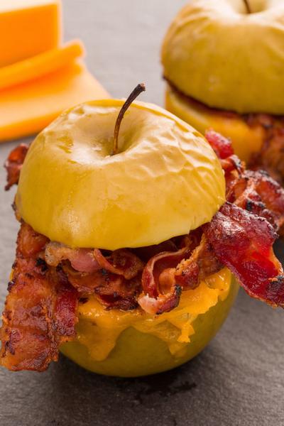 Wie man gebackene Äpfel mit Speck zubereitet