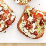 Zucchini-Speck-Toasts mit Käse überbacken