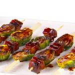 Gegrillte Rosenkohlspieße und Speckspieße