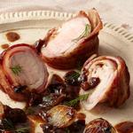 In Speck gewickeltes Schweinefleisch mit Kirschsauce