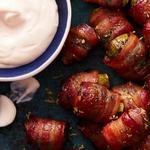 Mit Speck umwickelte Rosenkohlsprossen mit Zitronensauce
