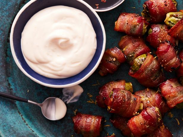 Rezept für mit Speck umwickelte Rosenkohlsprossen mit Zitronensauce