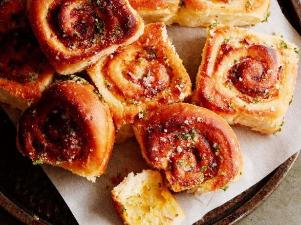 Come preparare i panini con formaggio, pancetta ed erba cipollina
