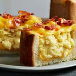 Brot mit Rührei und Speck, unter Käse gebacken