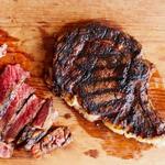 Ribeye-Steak, mariniert in Knoblauch, Chili und Oregano