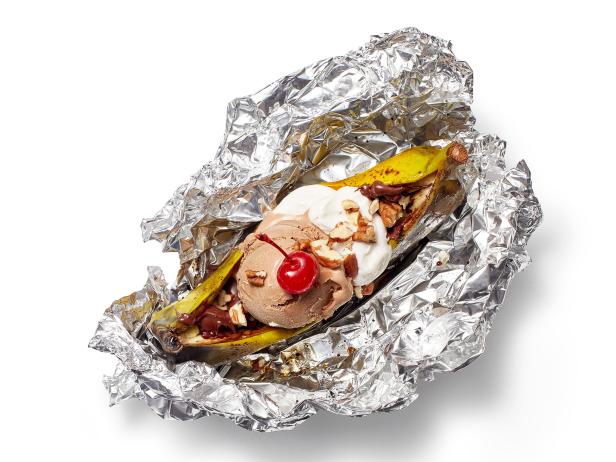 Wie man einen Schokoladen-Bananensplit in Alufolie zubereitet