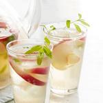 Perlensangria mit weißen Pfirsichen und Estragon