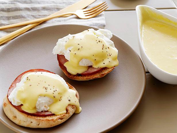 Wie man Eggs Benedict mit Sauce Hollandaise zubereitet