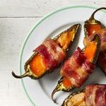 In Speck gewickelte Chilischoten