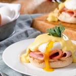 Eggs Benedict mit Speck