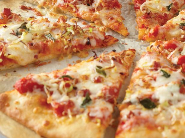 Wie man Speck-Lauch-Pizza zubereitet