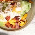 Groß geschnittener Eisbergsalat mit Cheddar und Speck