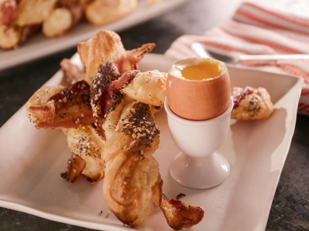 Zubereitung - Geflochtener Schweinebraten mit Speck und Cheddar und weichgekochten Eiern