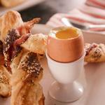 Geflochtener Käse mit Speck und Cheddar und weichgekochten Eiern