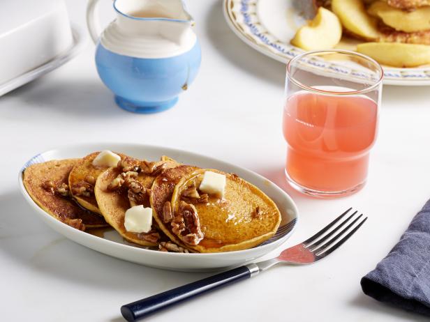 Wie man Kürbis-Pekannuss-Pfannkuchen zubereitet