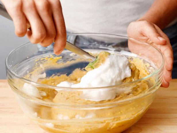 6. Impasto per waffle in una piastra per waffle