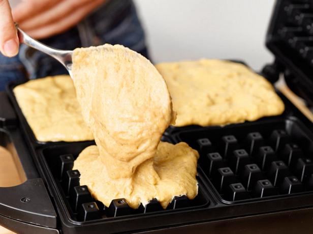 7. Preparare waffle alla zucca in una piastra per waffle