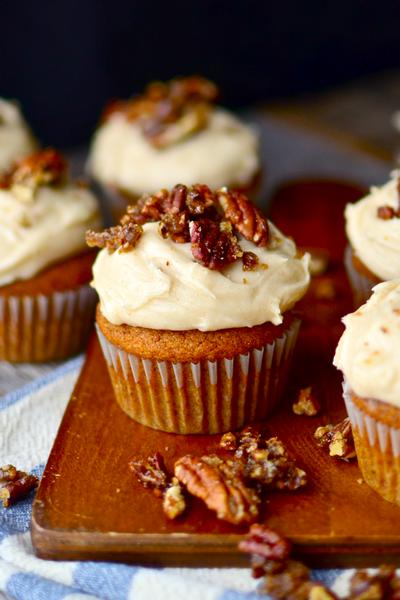Wie man Kürbis-Cupcakes mit Frischkäse-Frosting zubereitet