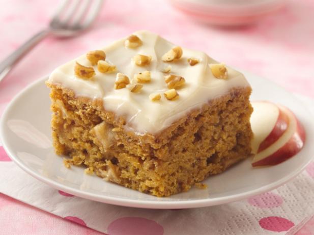 Wie man Kürbiskuchen mit Frischkäse-Frosting zubereitet