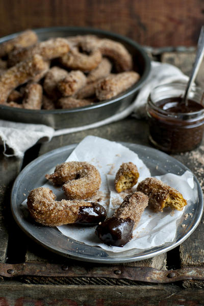 Wie man Kürbis-Churros mit Schokoladensoße zubereitet