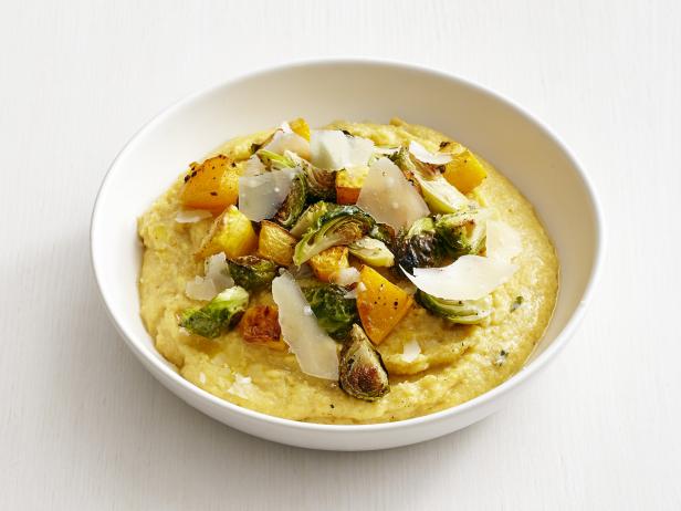 Wie man Polenta mit Kürbis und Rosenkohl zubereitet