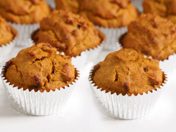 Wie man Kürbis-Pekannuss-Muffins zubereitet