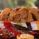 Kürbis-Cranberry-Scones mit Ahorn-Schlagsahne