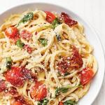 Nudeln mit Speck und Tomaten