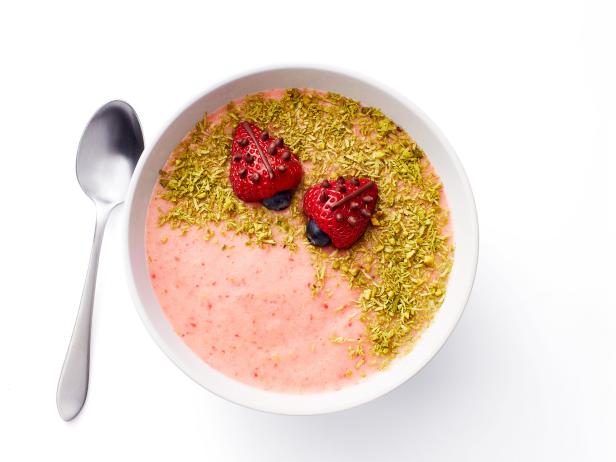 Come preparare - Smoothie bowl alla fragola, banana e cocco
