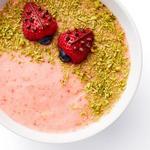Smoothie-Bowl mit Erdbeeren, Bananen und Kokosnuss