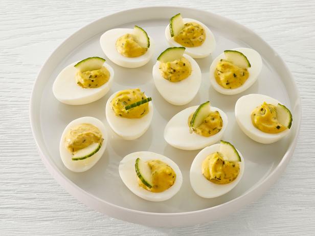 Zubereitung - Mit Essiggurken gefüllte Eier mit Ranch-Dressing