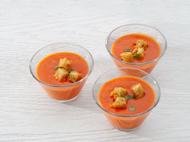 Wie man kalte Tomatensuppe zubereitet