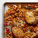 Im Ofen gebackener Schweinelendenbraten mit Knochen, Rosmarin, Knoblauch und Kichererbsen