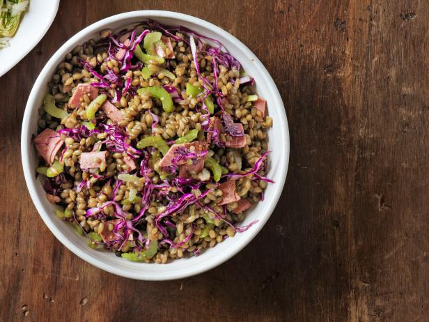 Come preparare l'insalata di pastrami e segale