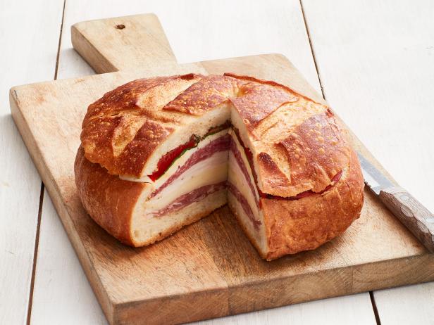 Wie man ein Muffuletta-Sandwich zubereitet