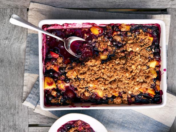 Wie man Blaubeer-Crumble mit Nektarinen zubereitet