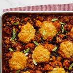 Ofengebackenes Chili mit Gemüse und Maisbrötchen